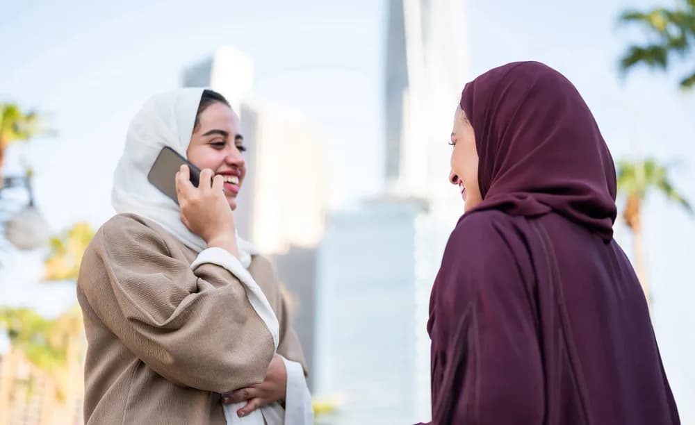 معلّمة وول ستريت إنجلش مع طالبَين في أحد مراكز التعلّم